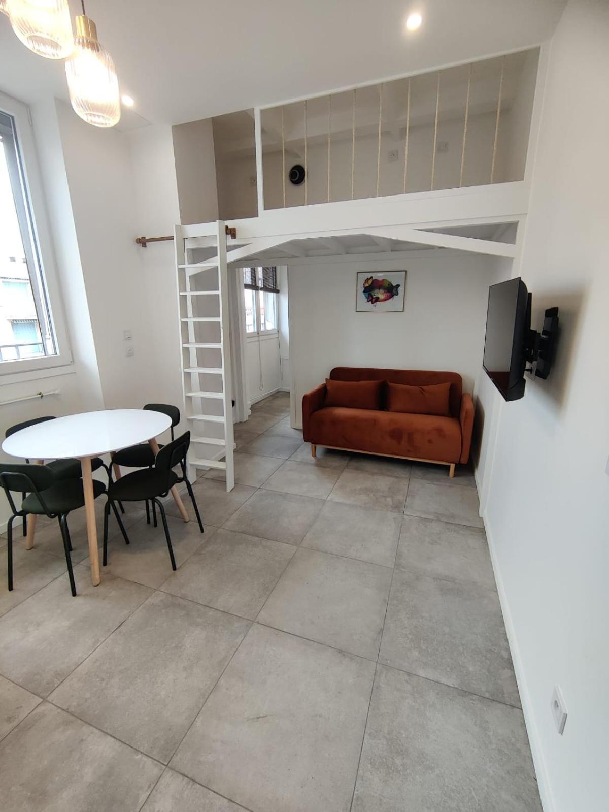 Apartmán Loft Chic Avec Mezzanine Contemporaine Vénissieux Exteriér fotografie